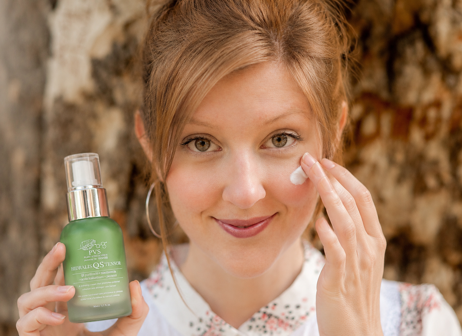 Mujer aplicándose la crema Hidralis QS Tensor